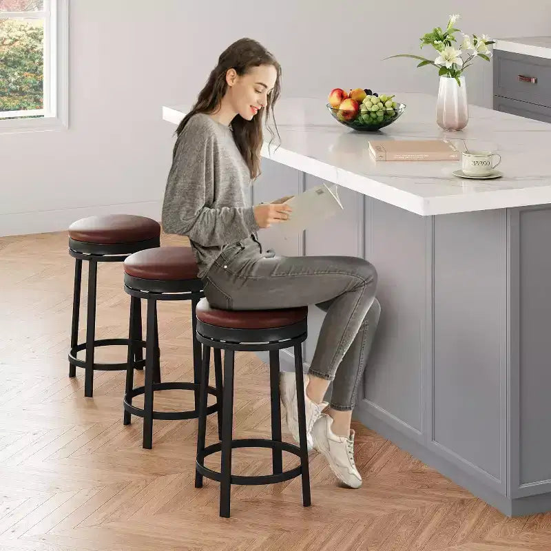 Lot de 4 tabourets de bar pivotants 24'', revêtement en cuir PU, structure en métal, ronds sans dossier, hauteur comptoir pour îlot de cuisine/bar de maison